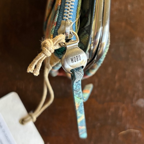 HOBO INTERNATIONAL SUMMERTIME ABSTRACT WALLET - NWT - Picture 10 of 15